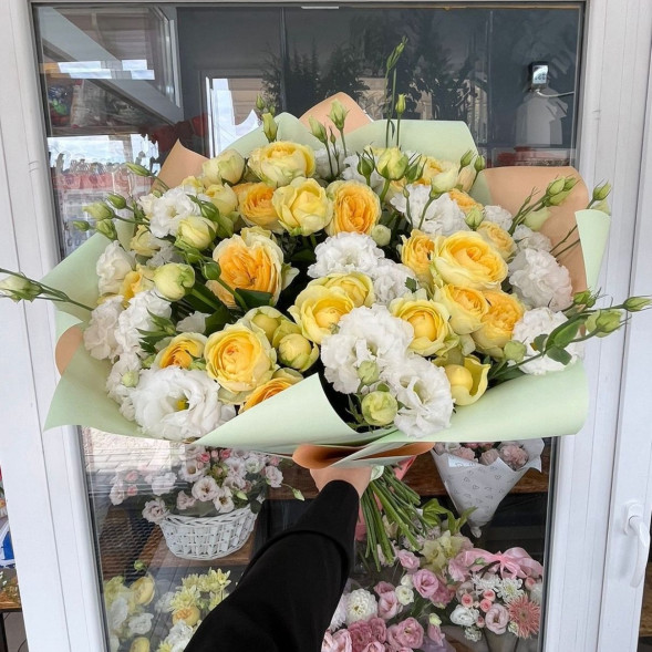 Букет из кустовых роз и эустом «Солнечное утро»  в Новоозёрном