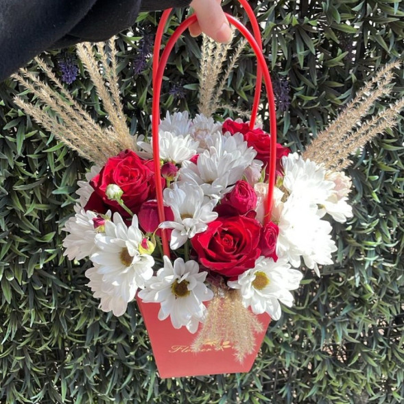 Композиция в коробке «Волшебный сад»  в Новоозёрном