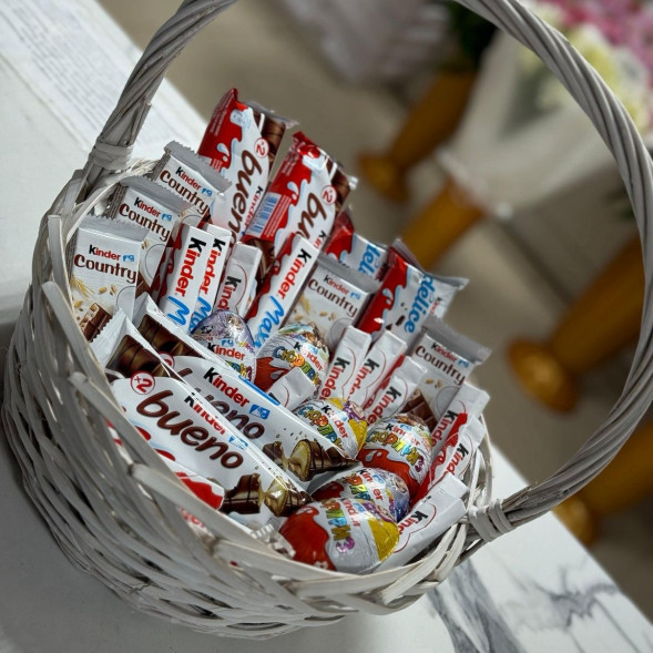 Корзина из сладостей Киндер в Новоозёрном