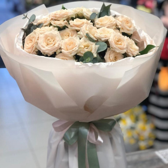 7 кремовых кустовых роз с эвкалиптом в Новоозёрном