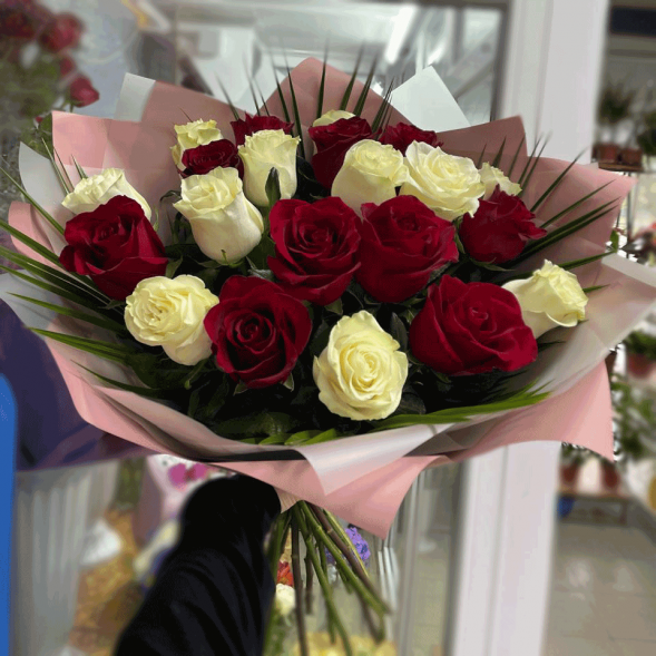 21 красная и белая роза микс в Новоозёрном