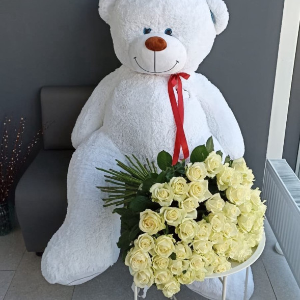101 белая роза с плюшевым мишкой  в Новоозёрном
