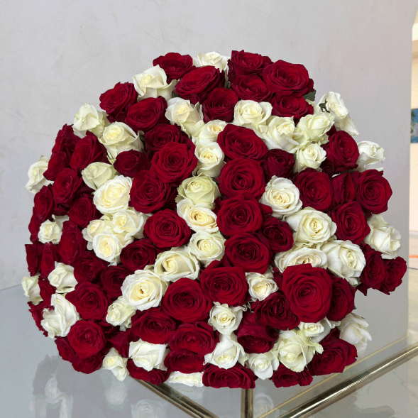 101 красная и белая роза микс в Новоозёрном