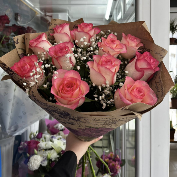 Букет 11 роз с гипсофилой «Романтический вкус» в Новоозёрном