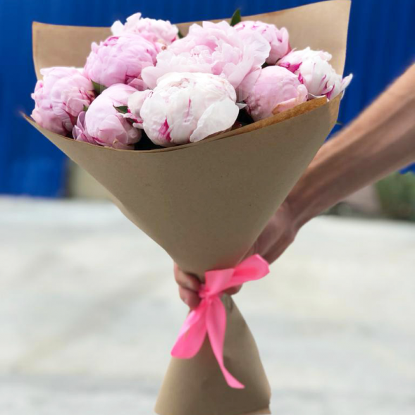Букет 9 нежных пионов в крафте в Новоозёрном