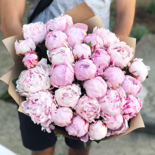 Букет 29 нежных пионов в крафте в Новоозёрном