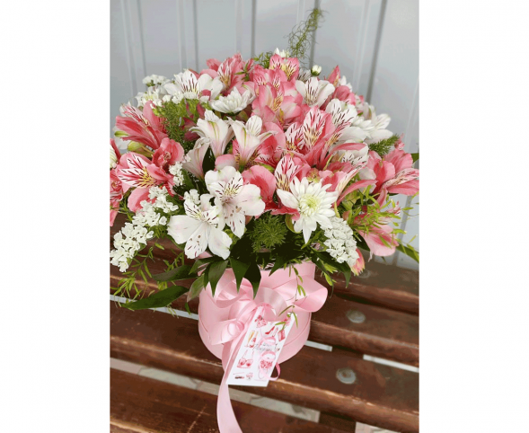 Нежный микс альстромерий в шляпной коробке в Новоозёрном