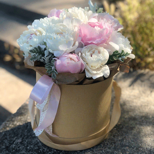 Пионы в шляпной коробке в Новоозёрном