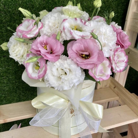 Коробочка с эустомами в Новоозёрном