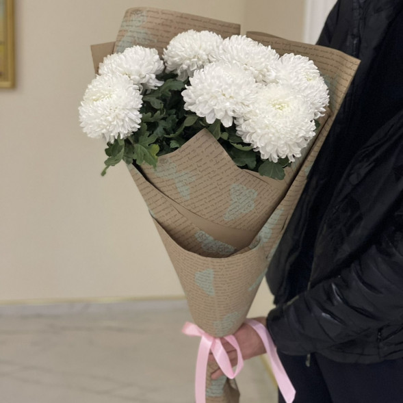 Букет 7 белых одноголовых хризантем в крафте в Новоозёрном