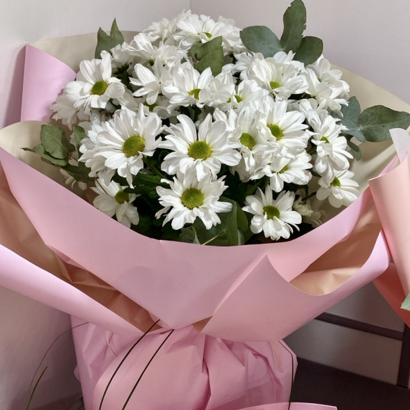 Букет  из 7 белых кустовых хризантем в упаковке в Новоозёрном