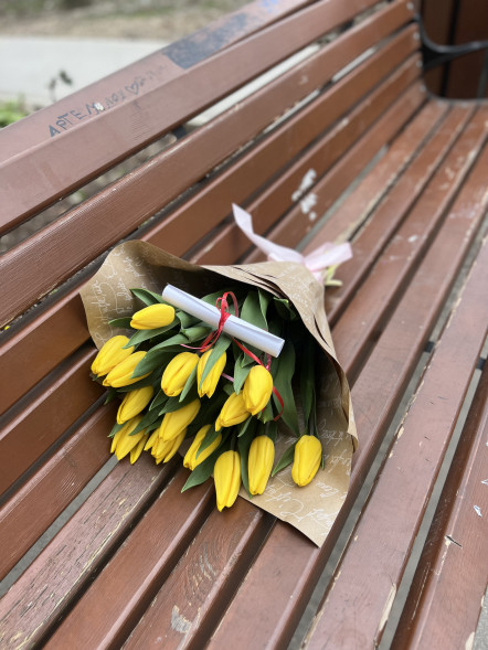 15 жёлтых тюльпанов в Новоозёрном