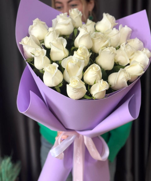 25 белых роз в упаковке Эквадор в Новоозёрном