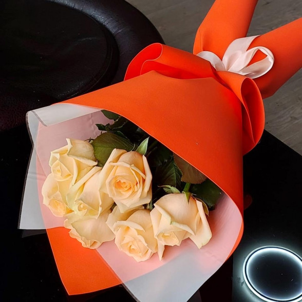 Букет 7 кремовых роз в упаковке в Новоозёрном