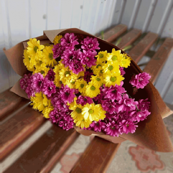 Букет 7 жёлтых и розовых хризантем микс в Новоозёрном