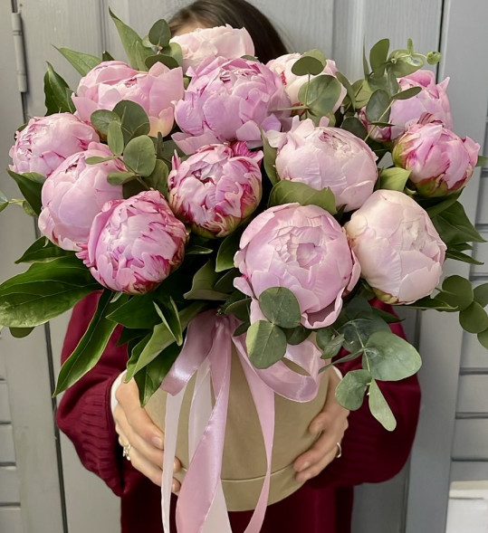 Пионы 13 шт. в шляпной коробке в Новоозёрном