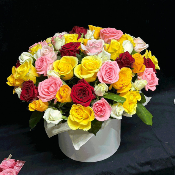 51 роза микс в шляпной коробке в Новоозёрном