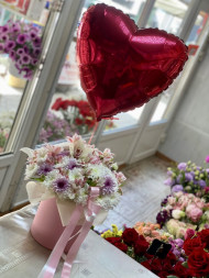 Цветы в коробке и шарик в форме сердца