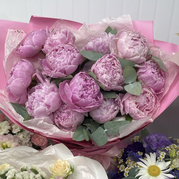 Букет 13 нежных пионов в упаковке в Новоозёрном