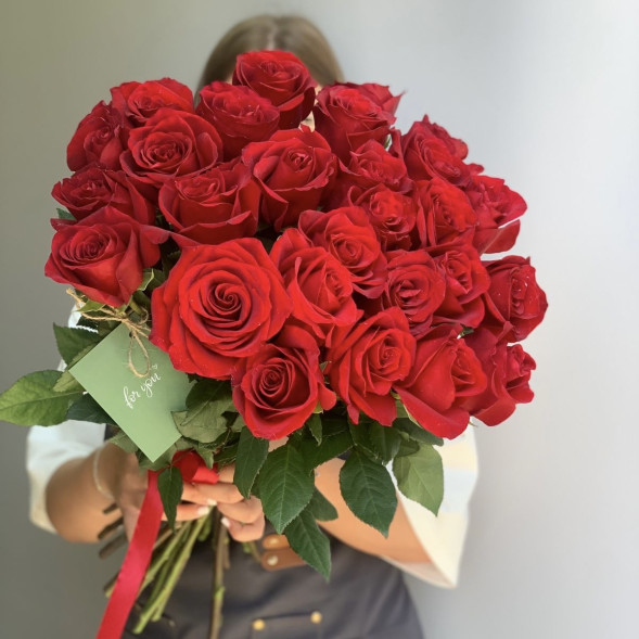 27 красных импортных роз, лента в Новоозёрном