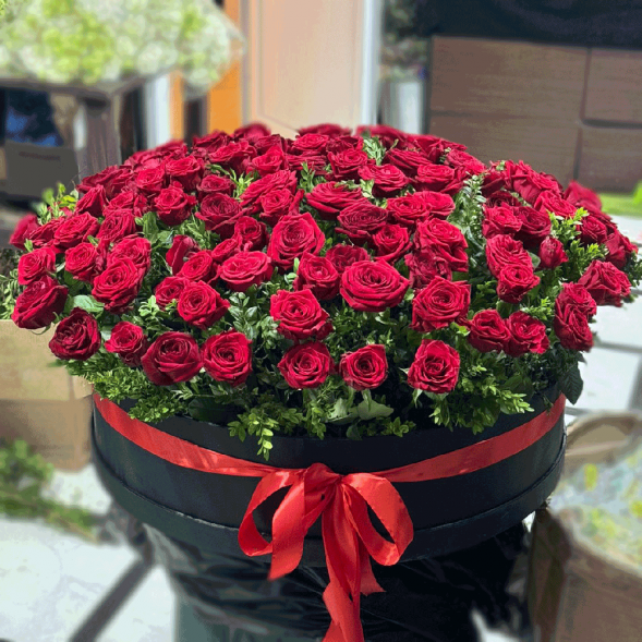 101 красная роза в шляпной коробке в Новоозёрном