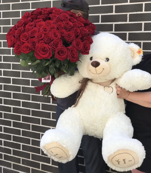Подарочный набор из 51 красной розы и большого плюшевого мишки в Новоозёрном