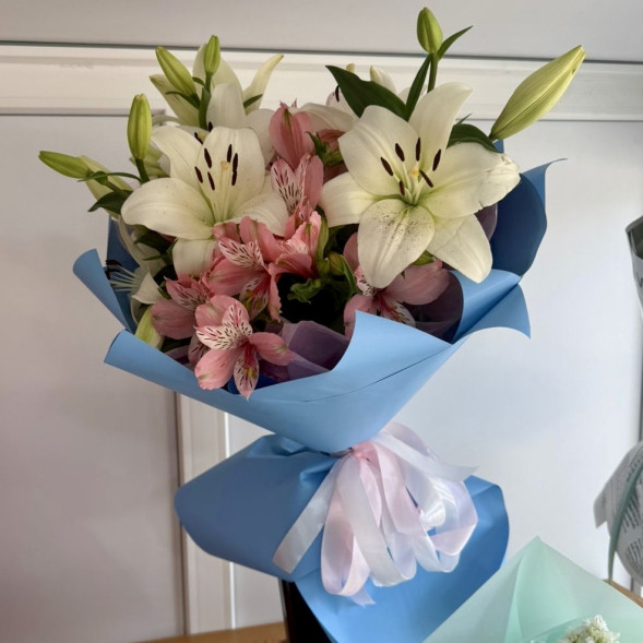 Букет из лилий и альстомерий в Новоозёрном