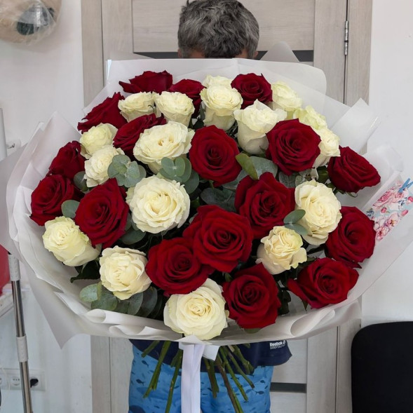 35 роз Эквадор Премиум с эвкалиптом в Новоозёрном