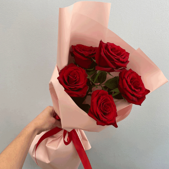 Стильный букет 5 красных роз в Новоозёрном