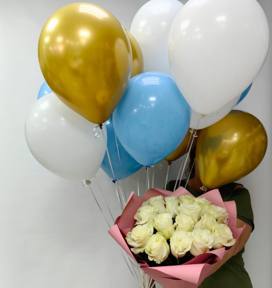 Букет 15 белых роз и 15 гелиевых шаров в Новоозёрном