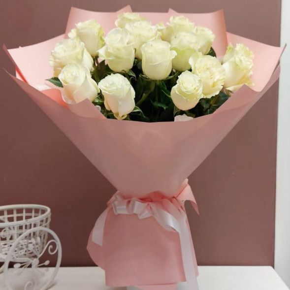 Букет 15 белых голландских роз в упаковке в Новоозёрном