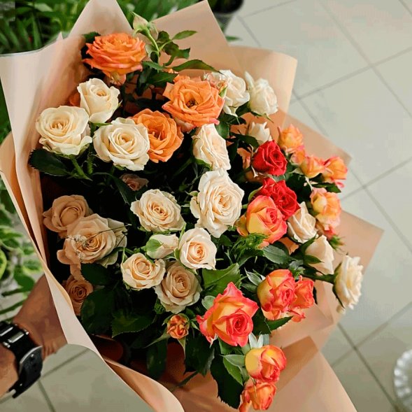 Букет 7 кустовых роз в Новоозёрном